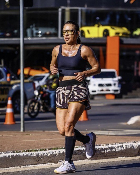 Dra. Viviane Franco correndo na rua